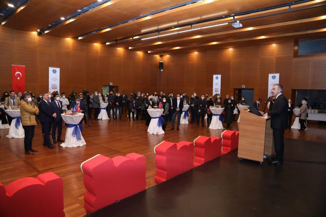 Bykehir Belediyesi, II. Bayezid tarafndan 1502 ylnda hazrlanan ve dnyann ilk kalite standart olma zellii tayan Kanun name-i htisab- Bursa (Bursa Belediye Kanunu) ile bu iin balang noktas olan Bursa'da kalite standartlarn daha da yukarya karmak iin almalarn srdryor. Altyapdan st yapya kadar birok alanda projeler gelitirerek ehri gelecee tayan Bykehir Belediyesi, srekli iyiletirdii kaynak tketimi ve hizmet standartlarn 'Entegre Ynetim Sistemi' ad altnda toplayarak belgelendirdi. Kalite Ynetim Sistemi (ISO-9001), evre Ynetim Sistemi (ISO-14001),  Sal ve Gvenlii Ynetim Sistemi (ISO-45001), Enerji Ynetim Sistemi (ISO-50001), Mteri Memnuniyeti Ynetim Sistemi (ISO 10002) ve Bilgi Gvenlii Ynetim Sistemi (ISO-27001) belgelerine sahip olan Bykehir Belediyesi, Trkiye?de 6 ynetim sistemini entegre ekilde kullanan ilk ve tek Bykehir Belediyesi olmay baard.&#8232;