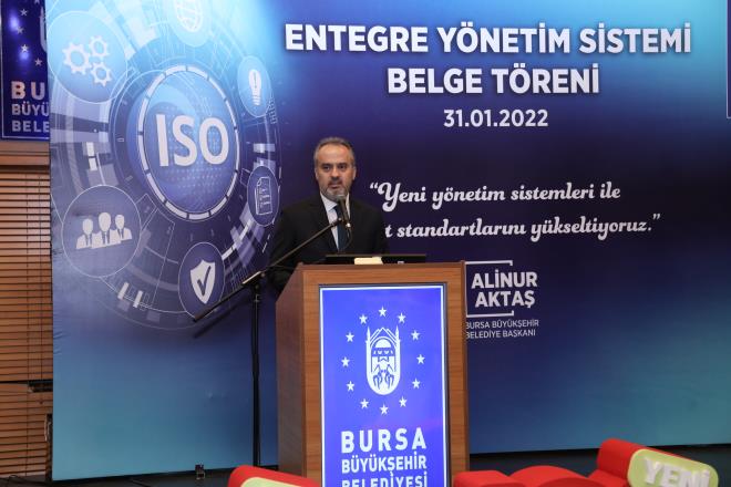 Dnyann ilk kalite standard belgesi Bursa?dan&#8232;<br>Merinos Atatrk Kongre Kltr Merkezi?nde (Merinos AKKM) gerekletirilen 'Entegre Ynetim Sistemi' belgelendirme trenine; Bykehir belediye Bakan Alinur Akta'n yan sra TSE Bakan Prof. Dr. Adem ahin, Bykehir Belediyesi Genel Sekreteri Ula Akhan, TSE yneticileri, belediye brokratlar ve onlarca personel katld. Trende konuan Bykehir Belediye Bakan Alinur Akta, uzun sredir yrtlen nemli almalarn neticelerini grdklerini ve belgesini aldklarn syledi. Standartlar anda yaadklarn belirten Bakan Alinur Akta, 'Birilerini taklit eden deil nc olmak durumundayz. nk biz Bursayz ve Bursa Bykehir Belediyesiyiz. Herkesten nce yapmak ve en gzel ekilde uygulamak zorundayz. Otomotiv, tekstil, ahap sanayi ve turizm potansiyeli olan Bursa, ok zellikli bir ehir. Birok zellii barndran ehrin belediyesinde de kalite standartlarnn yksek olmas gerekir. Bu konuda yllardr sren almalar var. Aslnda bu hikaye, Bursa'da 520 yl nce yazlm. Sultan II. Bayezid tarafndan ferman olarak hazrlanan ve bugnk anlamda dnyada ilk standart olma zelliini tayan 'Kanun name-i htisab- Bursa', yani Bursa Belediye Kanunu ehrimizde hazrland ve sonra oluturulan standartlara da ilham oldu' dedi.&#8232;