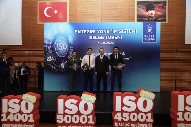 TSE Bakan Prof. Dr. Adem ahin ise ynetim sistemi belgelerinin kapsam ve faydalar hakknda bilgiler verdi. Bursa Bykehir Belediyesi?nin uzun sren ve ok sayda emein sonucu olarak ortaya kan bir belgenin sahibi olduunu belirten ahin, 20 yl nce balatt kalite yolculuunu ilk ve en uzun sredir uygulamakta olan Bykehir Belediyesi unvann Bursa?nn aldn hatrlatt. Bykehir Belediyesi?nin denetimlere tabii tutulduunu ve tm kriterlerin salandn aklayan ahin, ?Bursa Bykehir Belediyesi?ni, 6 ayr ynetim sisteminden yani ?Entegre Ynetim Sistemi?nden belgelendirdik. Hayrl olmasn diliyorum. Bursa Bykehir Belediyesi?nin vatandalara ?beklentilerinin de tesinde? hizmet sunma isteinin dier kurumlara rnek olmasn temenni ediyorum? aklamasnda bulundu.&#8232;&#8232;