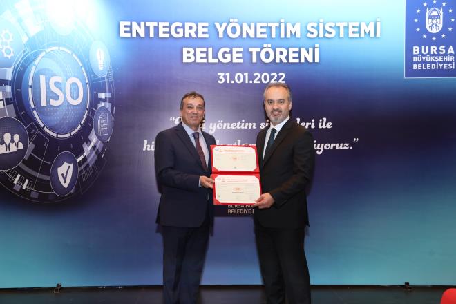 Gemite olduu gibi bugn de ilki gerekletirdiklerini ve 6 ynetim standard belgesinin sahibi olduklarn aklayan Bakan Akta, 'krler olsun belediyemiz, 6 ynetim sistemini entegre ekilde kullanan ilk ve tek Bykehir Belediyesi oldu. Bu hakl gurur hepimizin. ehrin ihtiyalar dorultusunda stratejik planmz hazrladk ve uygulamaya koyduk. ehrin farkl ihtiyalarn bu plana gre sraladk. ncelikleri hedef haline getirdik ve kurum kaynaklarn ayrdk. Yaln belediyecilik uygulamalaryla her trl kurumsal kaynan tketimini sorguluyoruz. Ty bitmemi yetimin hakk olan bir emaneti tayoruz. htiya fazlasn da yeni alanlara kaydryoruz' diye konutu.&#8232;