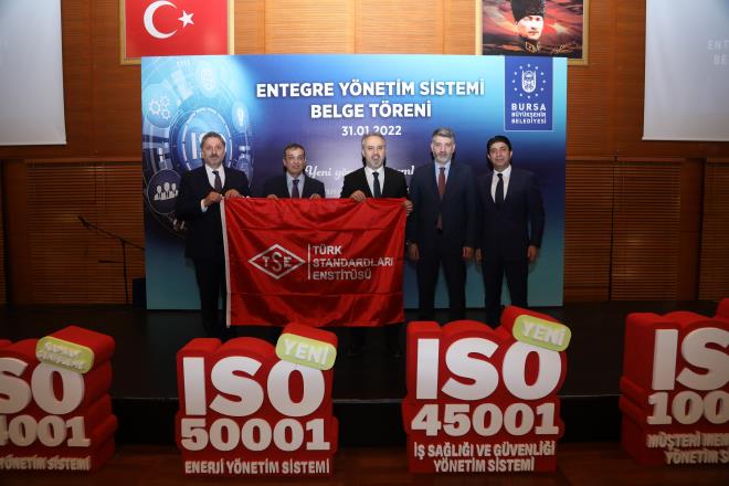 Ama, daha yaanabilir bir Bursa&#8232;<br>Vatanda memnuniyetinin artrlmas ve kaliteden taviz vermeden hizmet maliyetlerinin drlmesi iin hem kurum iinde hem de sahada srekli iyiletirmeler yaptklarn dile getiren Bakan Akta, elde edilen kazanmlarn devamll iin almalar belirli standartlara dntrdklerini aklad. Srekli iyiletirilen kaynak tketimi ve hizmet standartlarn 'Entegre Ynetim Sistemi' ad altnda toplayarak belgelemek istediklerini anlatan Bakan Akta, toplam 230 personelle kalite, evre, i sal, bilgi gvenlii, mteri memnuniyeti ve enerji ynetimi alanlarnda tespit ve iyiletirmeler yaptklarn syledi. almalar hakknda bilgi veren Bakan Akta, ?TSE tarafndan yaplan denetimle beraber, kurumumuzun sahip olduu 2 adet belgeden birinin kapsamn genilettik. Bylece kurumumuza 4 adet daha yeni belge kazandrm olduk. Kullanmaya baladmz ynetim sistemleriyle amacmz, vatandalarmza daha yaanabilir bir Bursa sunmaktr. Kalite ynetimi sistemi, daha hzl bavuru ve azaltlm brokrasi demektir. evre ynetimi sistemi, daha az atk, salkl ve srdrlebilir ehir demektir. Bilgi gvenlii ynetimi sistemi, doru bilgi ve kiisel verilerin korunmas demektir.  sal ve gvenlii ynetimi sistemi, azaltlm i kazas ve daha az risk demektir. Mteri memnuniyeti ynetimi sistemi,artan memnuniyet oran demektir. Enerji ynetimi sistemi ise daha az enerji tketimi ve yeil evre demektir' eklinde konutu.