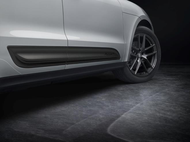 AYARLANABLR ZEL AS    Macan T, standart olarak Porsche Aktif Sspansiyon Ynetimi (PASM) ile elik sspansiyona sahip tek Porsche modeli ve 15 mm alaltlm gvde ile yollara kmaya hazrlanyor.     Porsche Traction Management (PTM) zellii de Macan T modelinin sr zelliklerine gre arka aks odakl almak zere zel olarak uyarland. Ayrca yeni bir zellik olarak PASM ve 10 mm daha alak sspansiyon ile uyarlanabilir haval sspansiyon opsiyonel donanmlar arasnda yer alyor. Ayrca Porsche Tork Ynlendirme Sistemi Plus  (PTV Plus) da opsiyonel olarak sunuluyor.