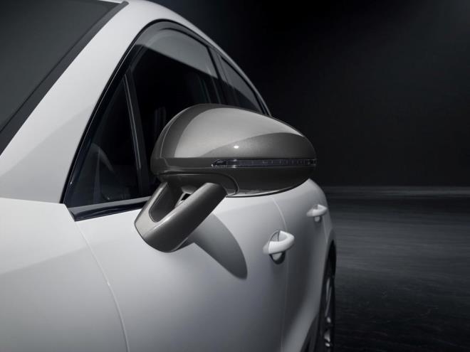 zel kontrast renk; n kaplamada, yan aynalarda, yanlarda, tavan spoylerinde ve arkadaki logolarda da kullanlyor. Parlak siyah spor egzoz klar ve yan cam talar standart olarak sunulurken yanlarda siyah ?Macan T? logosu bulunuyor. Koyu titanyum renkte 20 inlik Macan S jantlar standart olarak sunuluyor. Gvde iin opak, metalik ve zel olmak zere 13 farkl renk seenei bulunuyor.