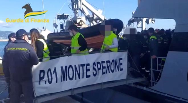 Trkiye'nin Yunanistan temsilciliklerinin hem gemi irketi hem sahil gvenlik birimleriyle irtibat halinde olduu aktarld.