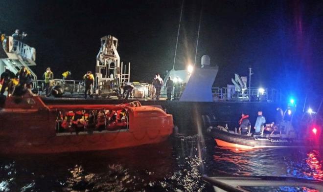 Gemi yangnnn tanklarndan Fahri zgen, NTV'ye yapt aklamada, "Yangn byk bir panie neden oldu" derken, "2-3 saat hibir yardm gelmedi, denize atlayanlar oldu" diye konutu.