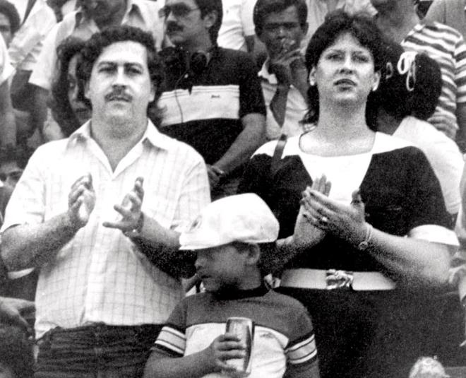 Jimenez, hkmetin, ABD'nin ve ABD Uyuturucuyla Mcadele Dairesinin (DEA) Pablo Escobar ile 10 yl boyunca mcadele ettiini belirterek unlar syledi:    "Pablo'yu dier uyuturucu baronlarndan ayran birinci temel fark; uyuturucu kaaklndaki en gl adam olmas, ikincisi de tarihte grlmemi bir insan olarak 'devlete sava ilan etmi tek baron' olmasdr. Pablo'nun iki zt yn vard. Bir yan iyilik, dier yan ktlkt. Onun mahallesindeki baz insanlar Pablo'ya ok balyd, her yerde resmini grrdnz fakat savan kurbanlar iin Pablo'nun eytandan bir fark yoktu."