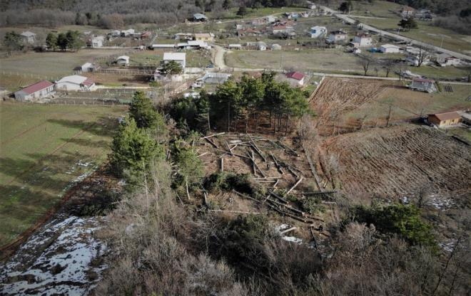 Aalarn kesildii blgeye giderek inceleme yapan DOADER yneticileri ise yetkilileri greve davet etti. Kyller kalan aalarn da arsay kiralayan vatanda tarafndan kesilecei endiesi yayor.