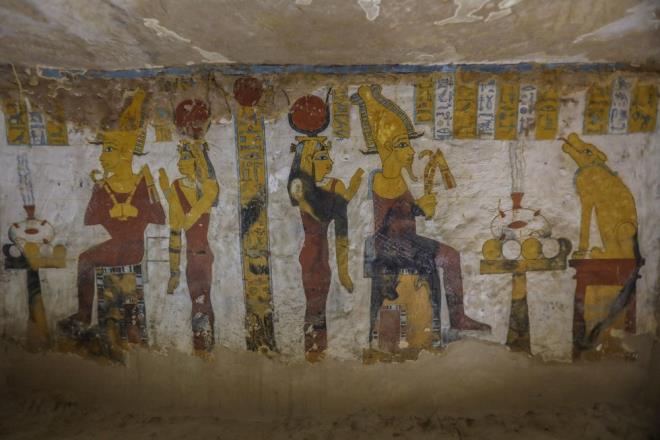 LDE BR HAZNE    Bahariye Vahas'nn en mehur tarihi eseri olarak bilinen Benentiyo Kayal, firavun ann 26. hanedan dneminden Benentiyo ve babas Cid Amunofahn'n mezarlarn barndryor.