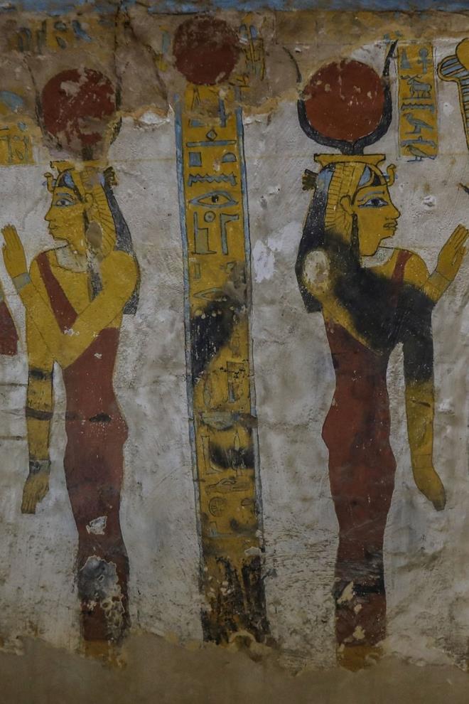 Blge tamam kayalar oyularak elde edilmi 4 blmden oluuyor. inde mezarlklar da bulunan mekan, 6 metre derinliindeki bir kuyudan inilerek ulalan kuzey ve gney girilerinden mteekkil.