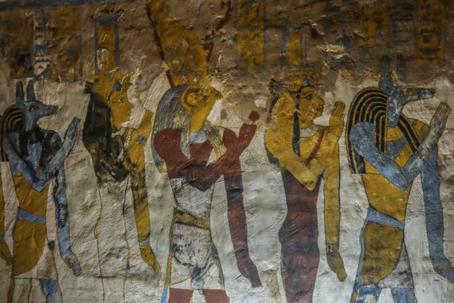 Mumyalama riteline yer verilen izimlerde, firavun dnemine ait birok tarihi ve mitolojik figr gze arpyor.