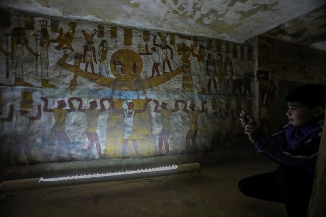  byk piramit ve Sfenks'in yaknlarnda yer alan kayalk, tarihi ve kltrel deeriyle bilim adamlarnn yan sra turistlerin de ilgisini ekiyor.