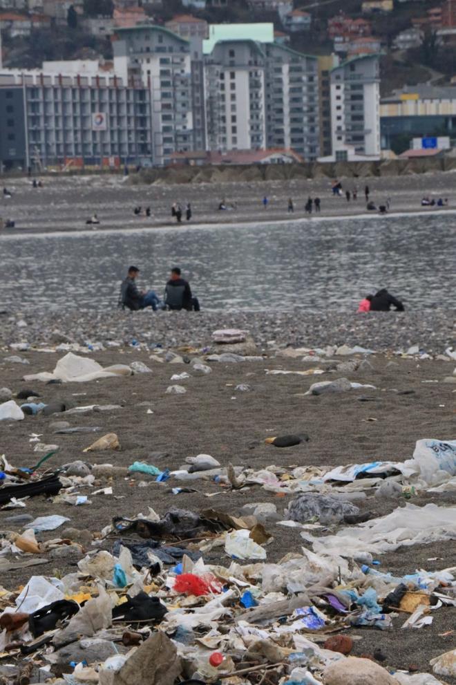 Vatandalar durumu yerel ynetimlere haber verse de atklarn temizlenmesine ilikin henz somut bir alma balatlmad.