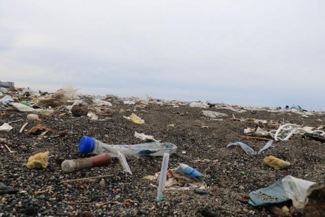 Hafta sonu deniz kenarnda iyi vakit geirmek iin sahile akn eden vatandalar sahili neredeyse tamamen kaplayan atklarla karlat. Yaklak drt kilometrelik alana yaylan evsel ve tbbi atklar vatandalar akna evirdi.