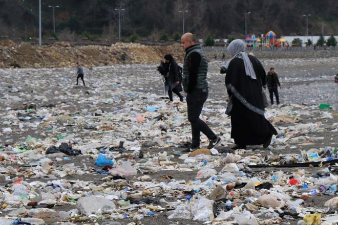 Ancak k mevsimindeki iddetli dalgalarn srkledii atklar denize kart. K mevsimiyle birlikte bu atklar yeniden dalgalar araclyla Kozlu ilesindeki sahile srklendi.