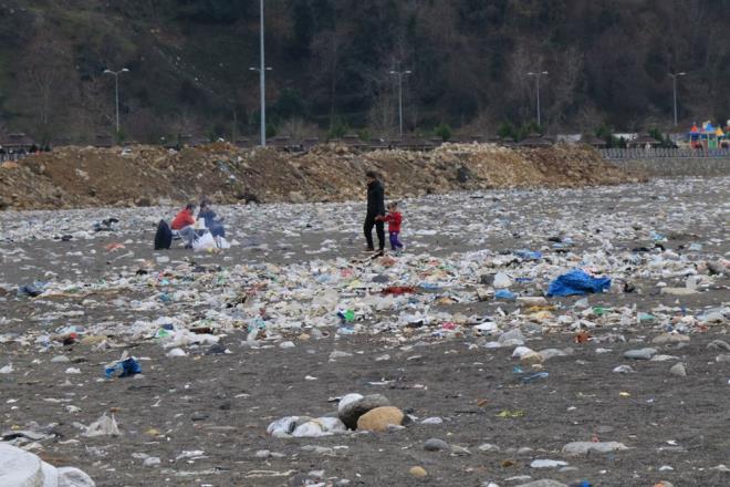 Baz alanlarda kumsal tamamen kapatan plerin arasndan yrmeye alan vatandalar deniz kenarna ulamay baard.