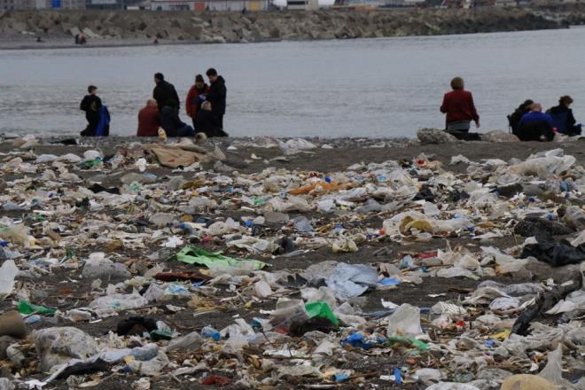 Kemirgen ls, ine, enjektr, serum ve ila ielerinin arasndan glkle ilerleyen vatandalar yetkililerin bir an nce temizlik iin harekete gemesini istedi.
