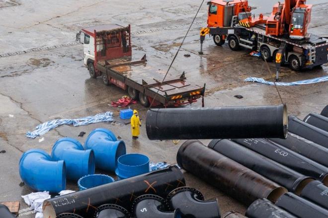 Covid yamur oldu! Yzlerce lmn nedeni - 9  EMSYONLARI AZALTMA HEDEFLER BENZER FELAKETLERE NEDEN OLUR MU?    Bununla birlikte, dnyann drt bir yanndaki hkmetlerin ou, enerji sistemlerini fosil yaktlardan uzaklatrarak snma gazlarnn ve aerosollerin emisyonlarn azaltmaya alyor. Ancak, yeni alma bu deiikliin 2020'de in'de yaananlar gibi ar hava olaylarn meydana getirme olaslnn sorgulanmasna neden oldu.