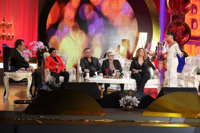 brahim Tatlses?ten byk sitem: Herkesin elinden tuttum, bazlar nankr kt - 3  BRAHM TATLISES?TEN YILLARIN STEM    Mzik ve elencenin bir arada yaand programda; brahim Tatlses, 23 yl nce kefettii Azeri kz Gnel ve dier konuklarla birlikte 'Didem' isimli arky syledi.    Tatlses, yllar nce birok sanatya destek olduunu belirterek, "Bende kskanlk denen bir ey yok, hibir zaman benim demem, bizim? Benim diye bir ey yok" szleriyle dile getirdi.