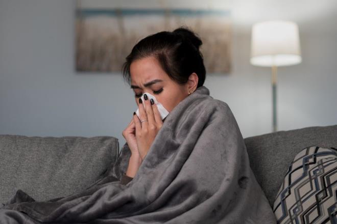 OMCRON'UN K ERKEN BELRTS NELERDR?    Uzmanlar ayrca, pozitif bir testten nce bile ortaya kabilen iki Omicron belirtisi olduu konusunda uyarda bulunurken, bunlarn yorgunluk ve ba dnmesi/baylma olduu vurguland.    Omicron'u Gney Afrika'da ilk kez tanmlayan Dr. Angelique Coetzee, daha nce yorgunluun varyantn ana semptomlarndan biri olduundan bahsetmiti.