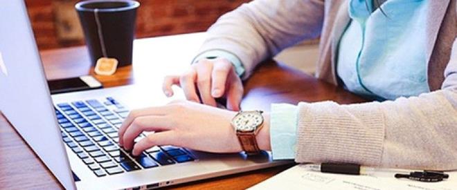 EMEKLLKTE YAA TAKILAN KMLER KAPSIYOR?    8 Eyll 1999'de nce sigortal olan ve o tarih itibaryla emeklilik hakk kazanp kademeli emeklilik yasasyla emeklilii telenenleri ifade ediyor. Bunlar arasnda memur, SSK, Ba-Kur, tarm sigortals bulunuyor. Bu tarihten sonra ie girenler iin aranan sigortallk sresi (kadn 20, erkek 25 yl) ve prim deme (5000 gn) gnnn yanna bir de ya art (kadn 58, erkek 60 ya) getirildi. Emeklilik iin sigortallk sresi, prim deme ve ya koulunun birlikte salanmas gerekiyor.