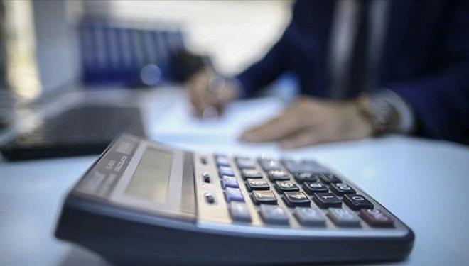 EYT'DE SON DURUM NEDR, BU YIL BR DZENLEME YAPILACAK MI?    Geen hafta aramba gn EYT federasyon ve platform temsilcilerinden oluan bir heyet AK Parti Grup Bakanvekili Muhammet Emin Akbaolu ile MHP Grup Bakanvekili Erkan Akay ile ayr ayr grerek sorunlarn iletti. Akbaolu, 3.600 ek gsterge, szlemelilerin kadroya geirilmesi konusunun ardndan EYT'lilerin sorununun zlecei mesaj verdi. Bu yl ierisinde 3.600 ek gstergede olduu gibi taraflardan gelecek taleplerin de deerlendirilecei bir komisyon kurulmas bekleniyor.