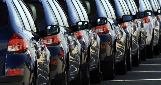 Genelde sigorta irketleri aracn deerinin yzde 2?si orannda kasko primi belirlerler. ki sene nce aracnzn deeri 100 bin lira iken, dediiniz kasko primi 2 bin lirayd. Brakn ara deerlerindeki yzde 250-300 art, sadece yzde 200 bile artsa, bugn ayn aracnzn deeri 300 bin lira. Buna gre de yzde 2 zerinden bugn kasko sigortasna deyeceiniz prim 6 bin lira. Eer, hasar frekans yksek olan illerde oturmuyorsanz ve hasarszlk indiriminiz de varsa; sigorta irketine gre deimekle birlikte bu fiyat, 4-5 bin liraya kadar dyor.