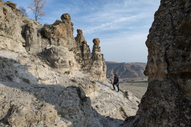 Pertek Kalesi, Saman Klliyesi, Sungur Bey ve elebi Aa camilerinin bulunduu ilede, rzgar ve yamur sularnn andrmasyla oluan peri bacas grnml kayalar da kefedilmeyi bekliyor.