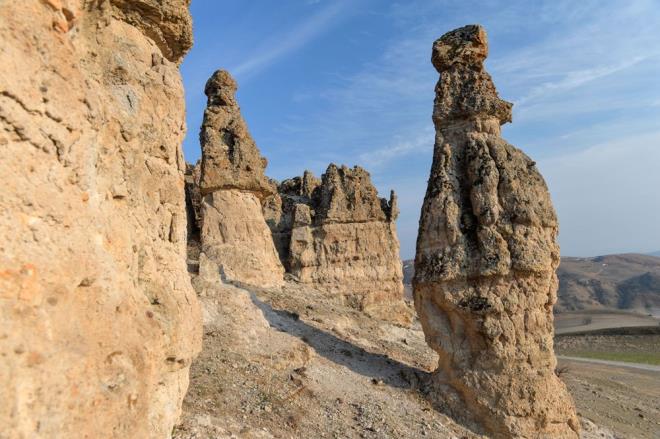 Doal, tarihi ve kltrel gzellikleriyle ne kan kent, sahip olduu yaylalar, akarsular, vadileri ve yaban hayat varlyla yln her dneminde evre il ve civar ilelerden ok sayda ziyaretiyi arlyor. Pertek ilesi de tarihi gzellikleriyle turizm potansiyeline destek oluyor.