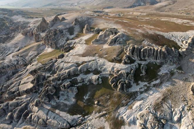 leye bal Ayazpnar ky civarnda bulunan kayalar, fotoraflar ve yreye tur dzenleyen gezginler tarafndan ziyaret ediliyor.