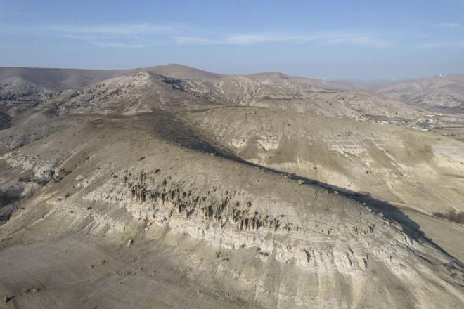 Ulaolu, kent mzesinin almasyla birlikte kurtarma kazlarna da balandklarn dile getirerek, "limizde el dememi hyklerimiz mevcut ve bunun yan sra kaleler, camiler, kiliseler ve kprler gibi tarihi varlklar bulunuyor. Tabii Tunceli Mzesi'nin kurulmasyla da alandaki aratrmalarmz ve tescil almalarmz devam ediyor. Henz gidemediimiz yerler var ve bu yerleri de tespit edip envanterimize ekleyeceiz" diye konutu.