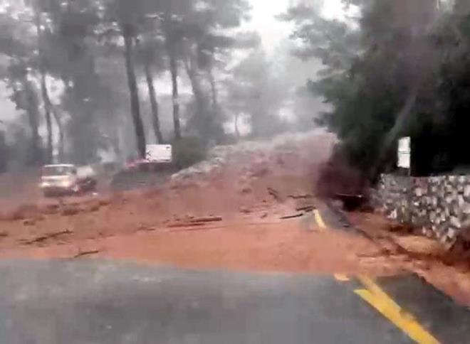 YOLLAR DEREYE DND    Sokak ve caddeler dereye dnd. Turban mevkii ile meler Mahallesi arasndaki 5 kilometrelik kara yolu, toprak kaymas ve suyla dolmas nedeniyle polis ekipleri tarafndan trafie kapatlmt.