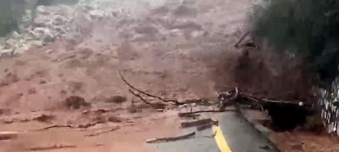 "HASAR TESPT ALIMALARI SRYOR"    Marmaris Belediye Bakan Mehmet Oktay, yaanan selin ardndan yapt yazl aklamada, "Mesai arkadalarmzla birlikte saanan ilk balad sabah saatlerinden itibaren sahada tedbirlerimizi aldk.  makineleriyle dalardan gelen amurlar, kesilmi aa dallar ve eitli atklarla tkanan dereler temizlendi. tfaiye ekiplerimiz su taknlar olan alanlarda tahliye ilemi yapyor. Temizlik ve onarm almalarmz hzl ekilde devam etmektedir. Hasar tespit almalar sryor" dedi.