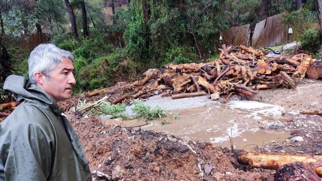 lk tespitlere gre 1 apart otel, 14 ev, 4 i yeriyle onlarca tarla ve baheye dolan sel sularn tahliye iin itfaiye ekipleri ve blge halk seferber oldu.