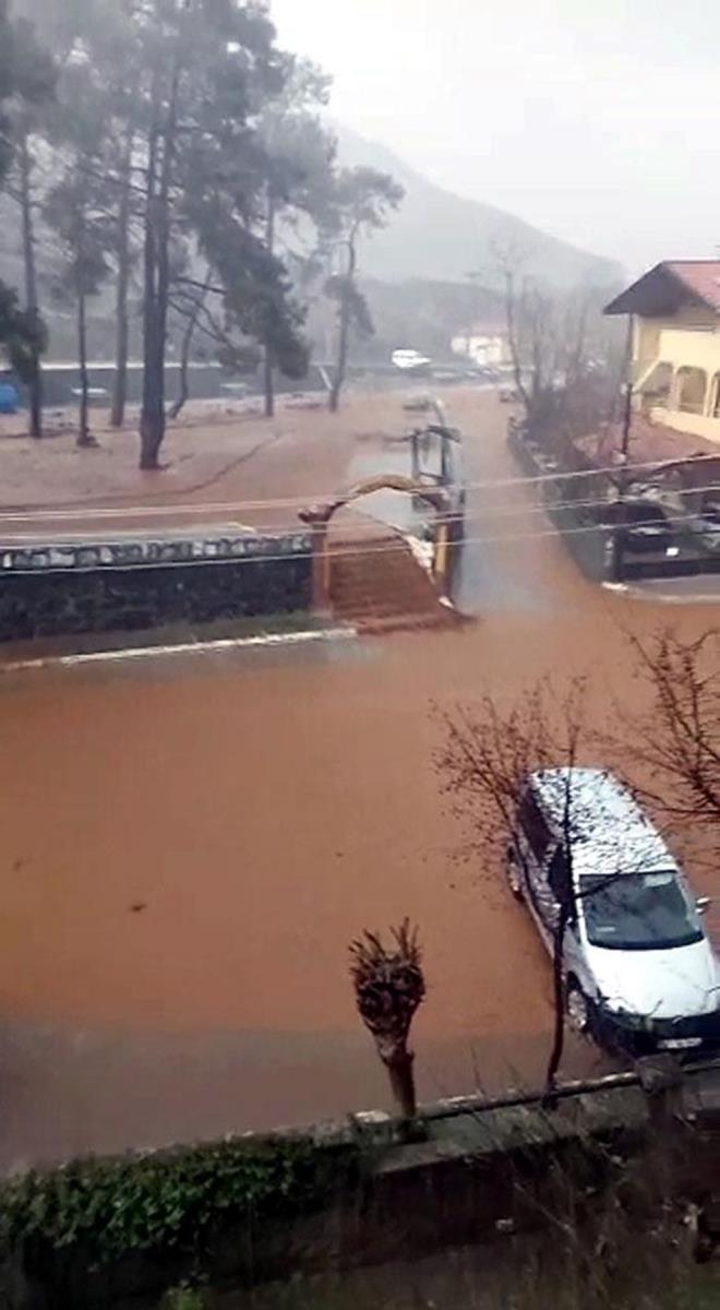 Mula'nn Marmaris ilesinde, saat 09.00 - 13.30 saatleri arasnda balayan yamur ksa srede saanaa dnt.