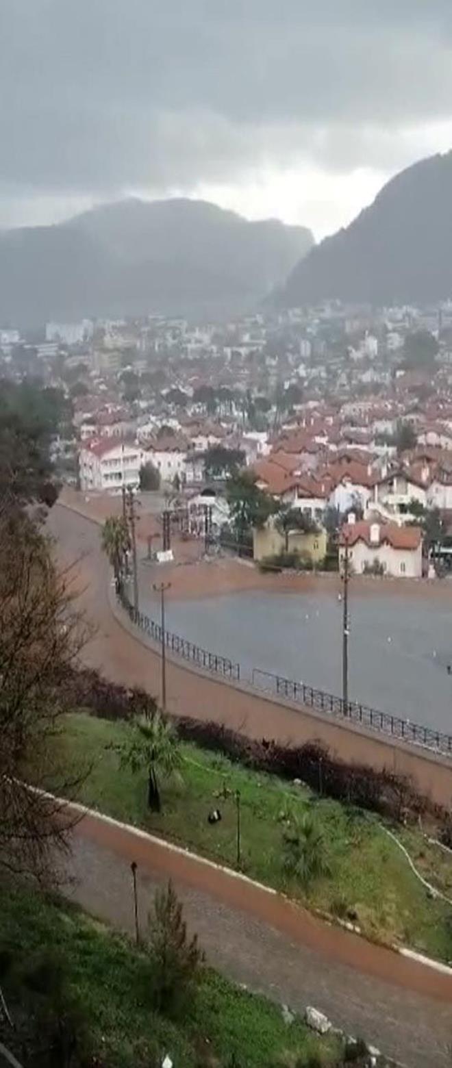 Zaman zaman etkisini artran saanak yamur nedeniyle meler Mahallesi'nde yazn yanan ormanlk alanlarn plak da eteklerinden inen amurlu su ile dereler tat.