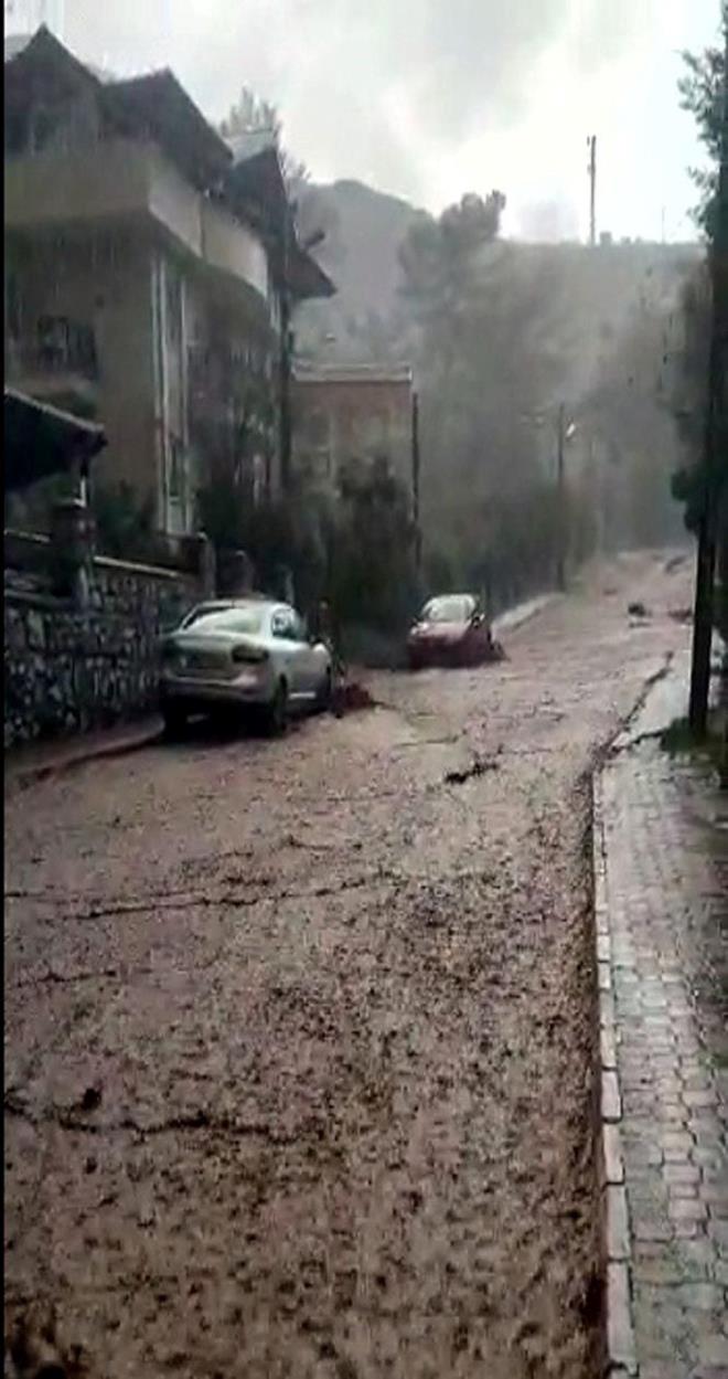 YOL TRAFE AILDI    Yol yaklak 2 saat sonra tekrar trafie ald. te yandan sel sularyla srklenerek hasar gren ara saysnn 7'ye ykseldii bildirildi.