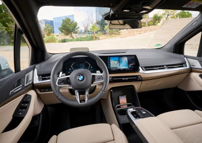 kinci nesliyle gelen yeniliklerden i mekan da nasibini alm. Burada tamamen elektrikli BMW iX'den ilham ald grlebiliyor. nce gsterge paneli, Kavisli Ekran (Curved Screen) ve azalan dmeler ferahlk yaratyor.