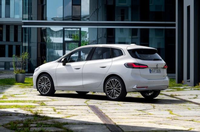 Mild Hybrid teknolojisi ile frenleme veya sr esnasnda otomobilin kinetik enerjisi elektrie dntrlerek bataryada depolanabiliyor.