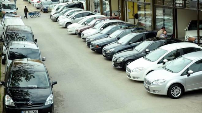 4 ARATAN 1? AIR HASARLI    kinci elde ykselen fiyatlarn piyasaya ykl ara giriini beraberinde getirdiini syleyen ztrk, ?Hurda ara statsndeki aralar bile bir dnem neredeyse yok satt. Byk bir kaza sonucu ar hasarl statsne geen 1 yllk yeni model aralar da kazaszm gibi gsterilerek sata sunuluyor.