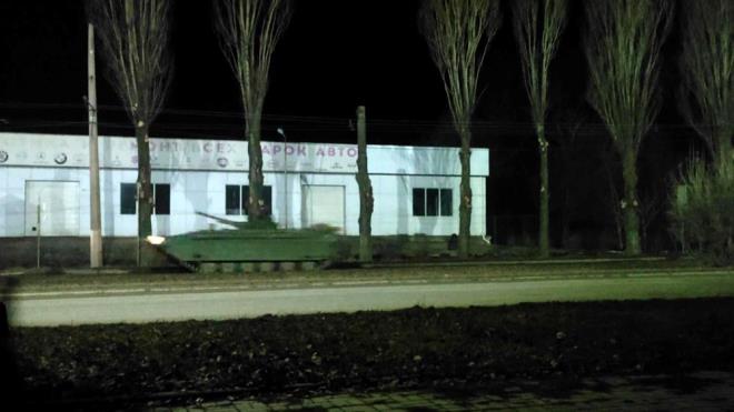 TANKLAR DONBAS'TA GRLD    Donbas blgesinin Rusya yanls ayrlklarn kontrolndeki blmnde, Rus ordusuna ait tanklarn geii grntlendi.