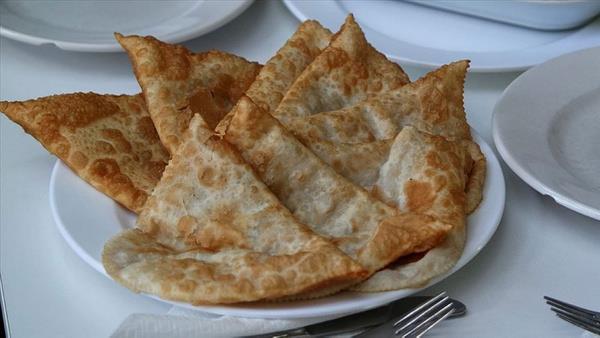 Pastane, tatlc, simiti, frn gibi iletmeler tarafndan imal edilen ve/veya sat yaplan brek, simit, pasta, tatl gibi rnlerin teslimine uygulanacak KDV yzde 8'den yzde 1'e indirildi. Bununla birlikte, sz konusu rnler yeme ime hizmeti olarak mterilere sunulduunda, yzde 8 KDV'ye tabi olacak.