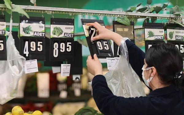 Paket servis ile alnan yeme-ime hizmetleri gda teslimi saylr m?    Yeme ime hizmeti veren iletmelerin paket servis (online, mobil yemek sipari siteleri dahil) eklinde verdikleri hizmetler ile catering, tabldot servis gibi adlarla verdikleri yeme ime hizmetleri, yzde 8 KDV'ye tabi olup, bu hizmetlerin gda teslimi saylmas mmkn deil. Kararla yaplan dzenleme, yeme-ime hizmetlerine uygulanan KDV orannda bir deiiklik ngrmyor.