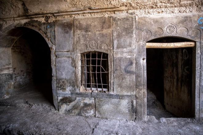 K KATLI, YAKLAIK 60 ODALI BR YAPI    Kaves, iki katl ve yaklak 60 odal yapnn 1122 metrekarelik alanda dikdrtgen eklinde kurulduunu belirterek, yle konutu:    "Odalar yapnn drt tarafnda yaylm. Yukardaki odalar kervanlardakiler iin kalma yeri ve ofis olarak kullanlm. Binann yapmna bakarsak, yukardaki odalarn hepsinde mineler ve pencereler var. Bu odalar temiz bir ekilde yaplm ve kullanlm."