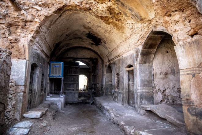 ki katl ve 60'a yakn odas bulunan kervansaray, gemite birka restorasyondan gese de yklan duvarlarna ait talarnn avluda ve odalarda topland grlyor.