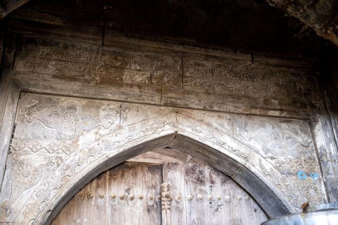 Kervansarayn giriindeki duvarda bulanan ilemelerin benzerlerinin odalarn giri duvarlarn da sslyor olmas dikkat ekiyor.