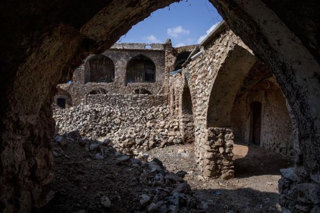 Erbil'in kent merkezinden yaklak bir saat mesafedeki Koysancak ilesinde, pazar yerinin dar sokaklarndan ilerlediinizde, giriinde duvarlar ilemeli ahap bir kapnn bulunduu tarihi bir kervansaraya rastlyorsunuz.