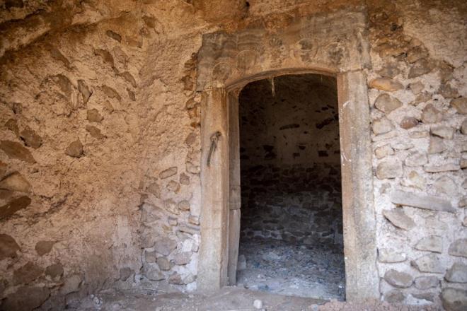 Aadaki odalarn yzde 75-80'inin depo amal kullanldn ve pencerelerinin de az olduunu belirten Kaves, bu odalarn bazlarnda ise hayvanlar iin yem ve su ime yerlerinin yan sra hayvanlar balama yerlerinin de bulunduunu aktard.