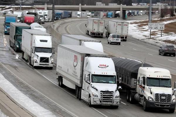 Ocak ay sonundan beri sren protestolar nedeniyle Babakan Justin Trudeau, Kanada tarihinde ilk kez federal hkmete ablukalar ve protestolar bastrmasn iin geici yetkiler veren Acil Durum Yasas'n yrrle koydu.