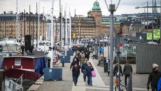 Birok lke, azalan vakalar ve yksek alama oran nedeniyle Covid-19 tedbirlerini tmyle kaldrrken, bir ksm ksa zaman iinde kaldrmaya hazrlanyor ya da nemli lde gevetiyor.    ngiltere, "kiisel sorumluluk" srecine geerken, bugn Covid-19 testi pozitif kan kiilerin kendilerini tecrit etmesine ynelik yasal zorunluluun kaldrlmasyla lkede tm kstlamalar sona erecek.    lkede Covid-19 testi pozitif kanlarn evde kalmalar ve dier kiilerle temastan kanmalar "tavsiye" olarak kalmaya devam edecek.