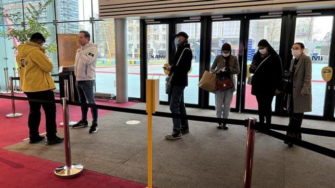 sve, Norve, Danimarka da tmyle tedbirleri kaldrd. Finlandiya'nn da 1 Mart'ta dier skandinav lkelerine katlmas planlanyor.  <br>  Fransa'da kltr ve spor etkinliklerindeki kii says snrlandrlmas, evden alma ve ak alanlarda maske takma zorunluluu kalkt.    Gece kulpleri yeniden ald, konserlerin yeniden dzenlenmesine izin verildi. Kapal alanlarda maske kullanma zorunluluu devam ediyor. 28 ubat'tan itibaren de Covid-19 a kartnn uyguland kapal alanlarda maske kullanm zorunlu olmayacak.